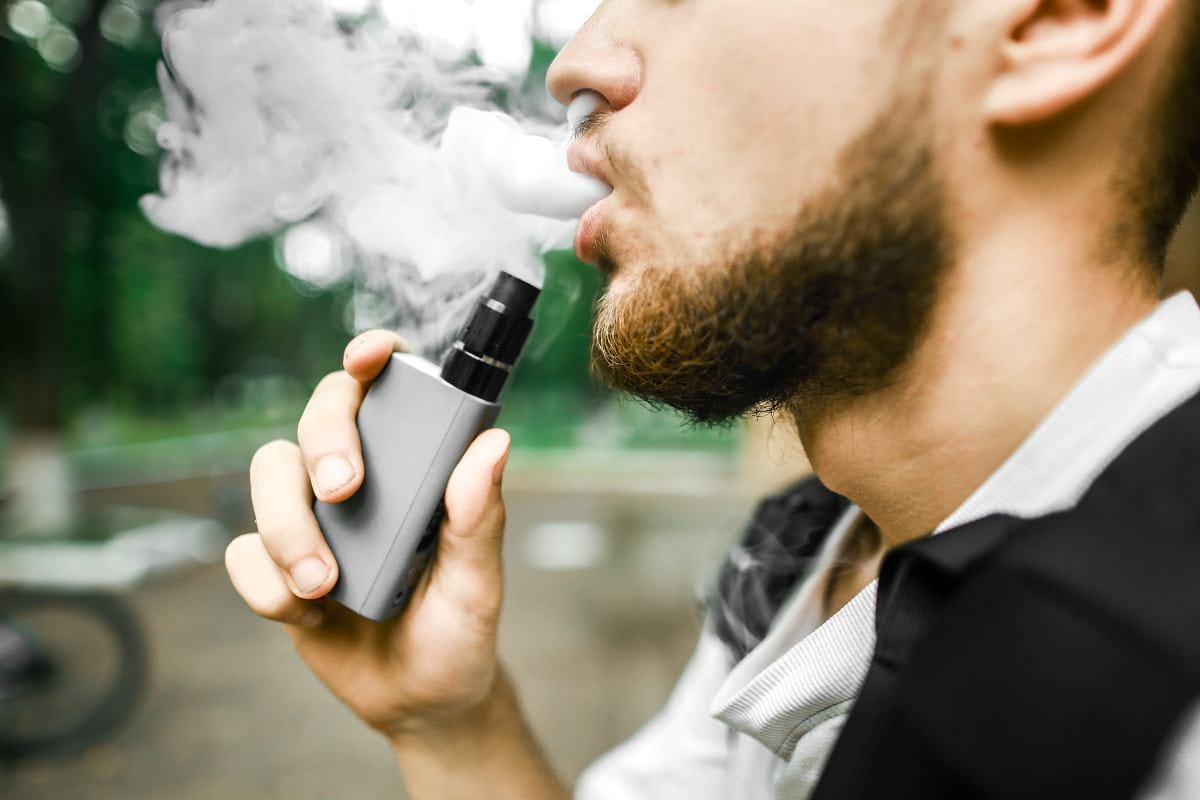 Kolekcja nowoczesnych jednorazowych e-papierosów, w tym modele Hifancy Space 50000 Puffs i Xcor Hawaii Pro 23000 Puffs, prezentująca ich innowacyjny design i różnorodność.