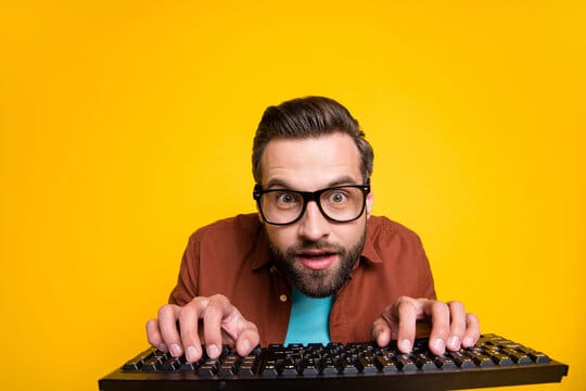 Zdjęcie minimalistycznego e-papierosa Elf Bar z wyraźnie widoczną, małą diodą LED, symbolizującą prostotę i bezobsługowość urządzenia.