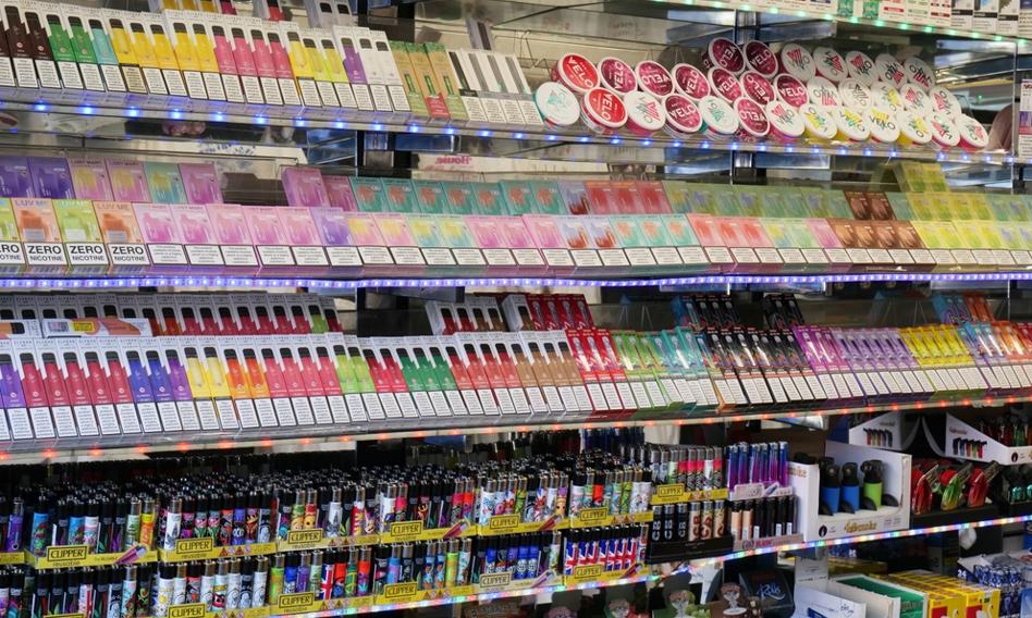 Grafika przedstawiająca kontrast między legalnym e-papierosem z banderolą a nielegalnym produktem z szarej strefy bez oznaczeń, symbolizująca ryzyka i niepewność.