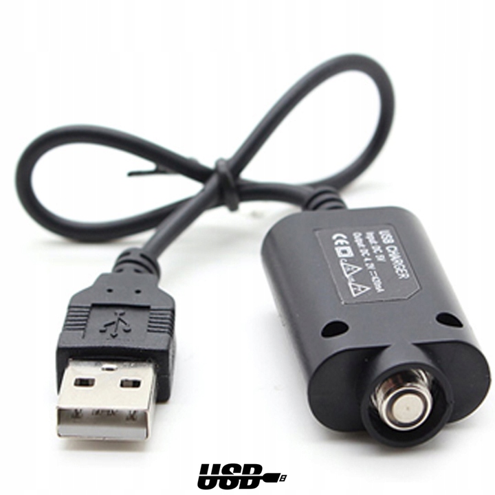 Nowy e-papieros jednorazowy z portem USB-C podłączony do ładowarki, z widocznym kablem i wtyczką.