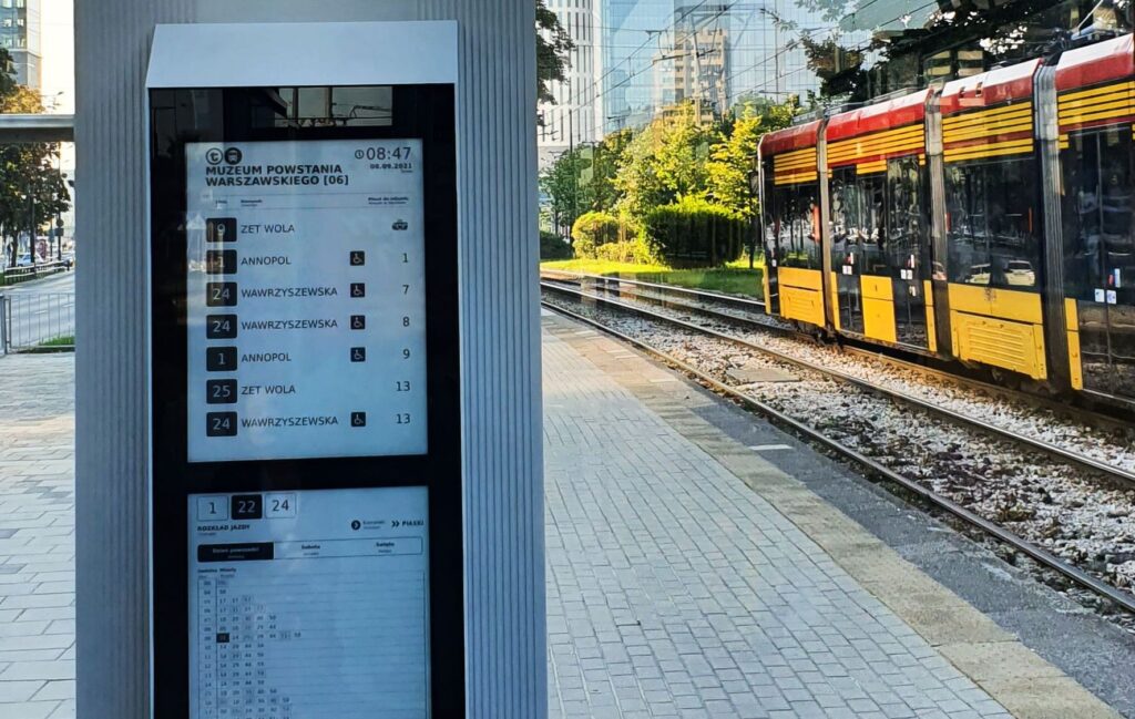 Zestawienie zakazów używania e-papierosów w pociągu, autobusie i na przystanku w Polsce, symbolizujące ogólne regulacje.