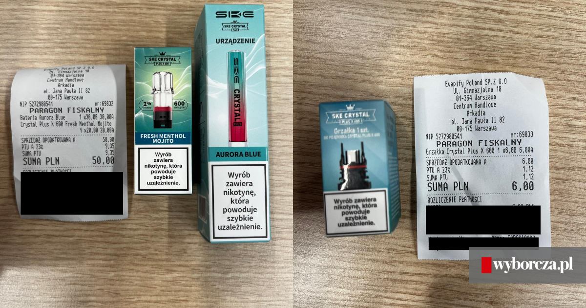 Opakowanie e-papierosa z częściowo przerwaną banderolą akcyzową, ilustrujące mechanizm zabezpieczający, który ulega zniszczeniu przy pierwszym otwarciu.